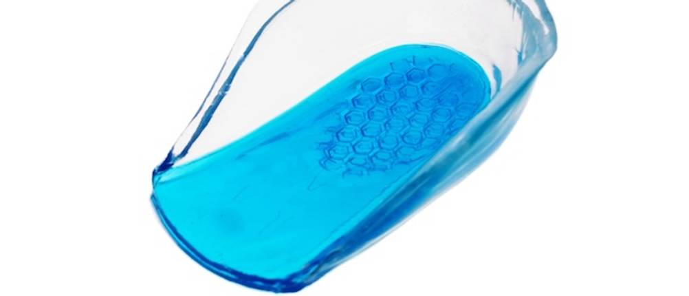 Gel-Einlegesohlen für Kinder im Test: Nahaufnahme einer Gel-Einlegesohle mit transparenter Ferse vor weißem Hintergrund in Nahaufnahme.