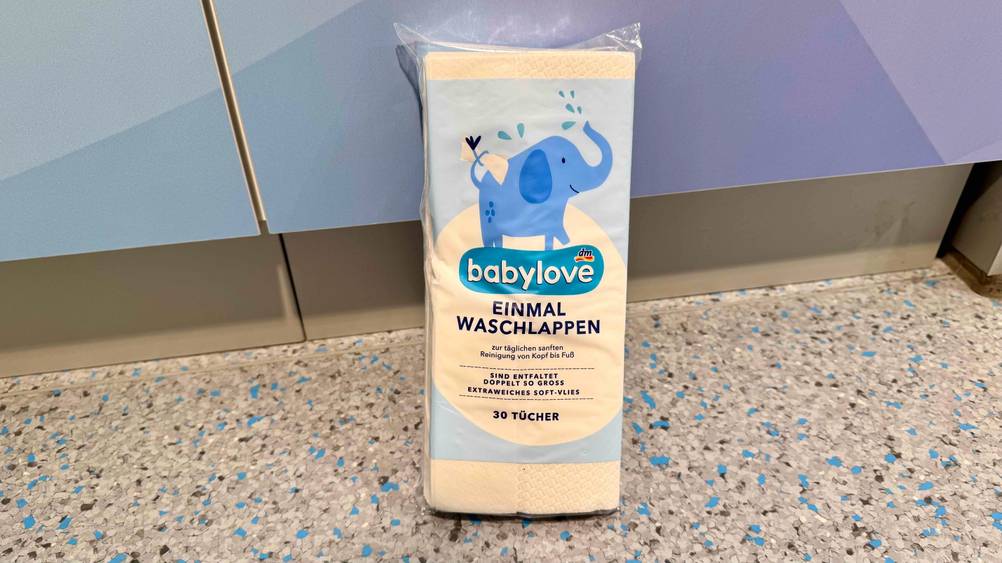 Auf dem Boden steht eine Packung der getesteten Einmalwaschlappen.