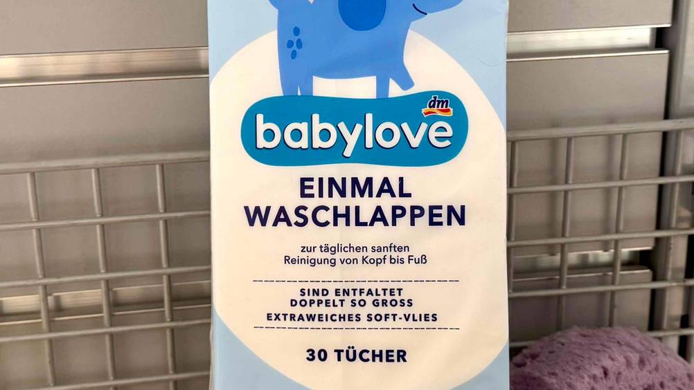 Einmalwaschlappen getestet: Nahaufnahme des Aufdrucks auf der Verpackung mit Logo und Artikelbezeichnung.