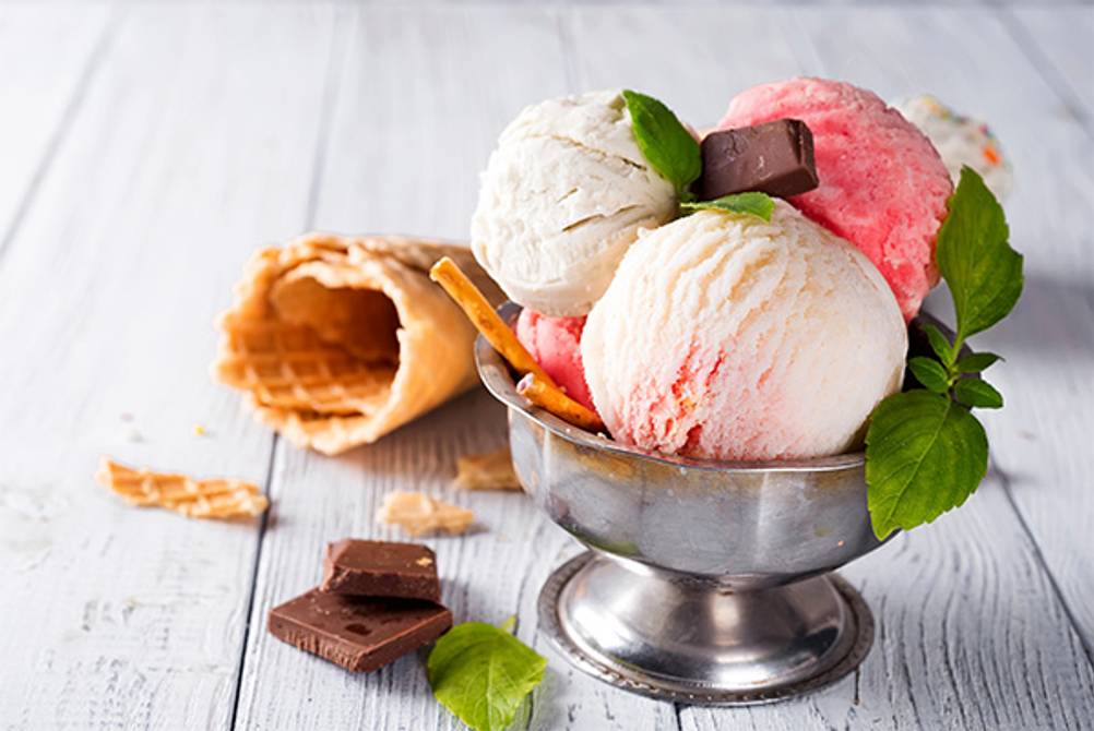 Eisbecher-Test: Ein Eisbecher mit großem Volumen und verschiedenen Eiskugeln