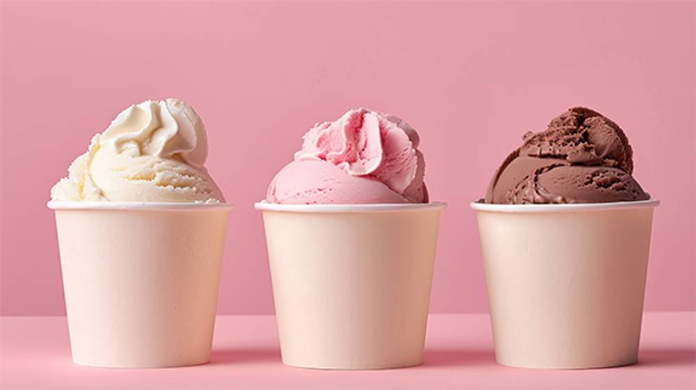 Eisbecher-Test: Erdbeer-, Vanille- und Schokoladeneis in 3 Bechern
