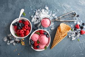 eiscreme-mit-fruechten