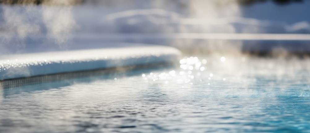 Eisdruckpolster im Test: Ein warmer Pool in einer winterlichen Umgebung mit Schnee.