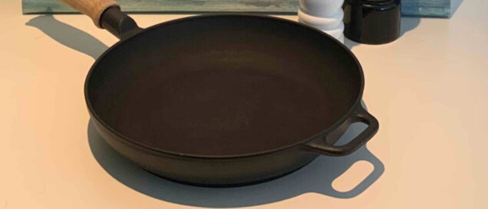 Eine getestete Eisenpfanne vor einem Bild mit Salz und Pfefferstreuer.