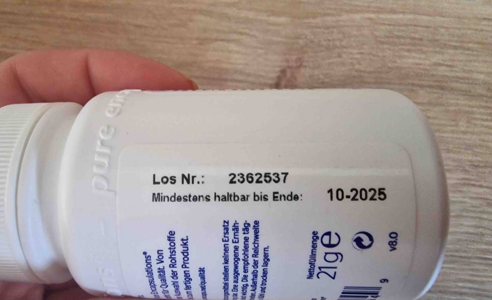 Nahaufnahme der Seite einer Dose des Eisenpräparats im Test mit Haltbarkeitsdatum.