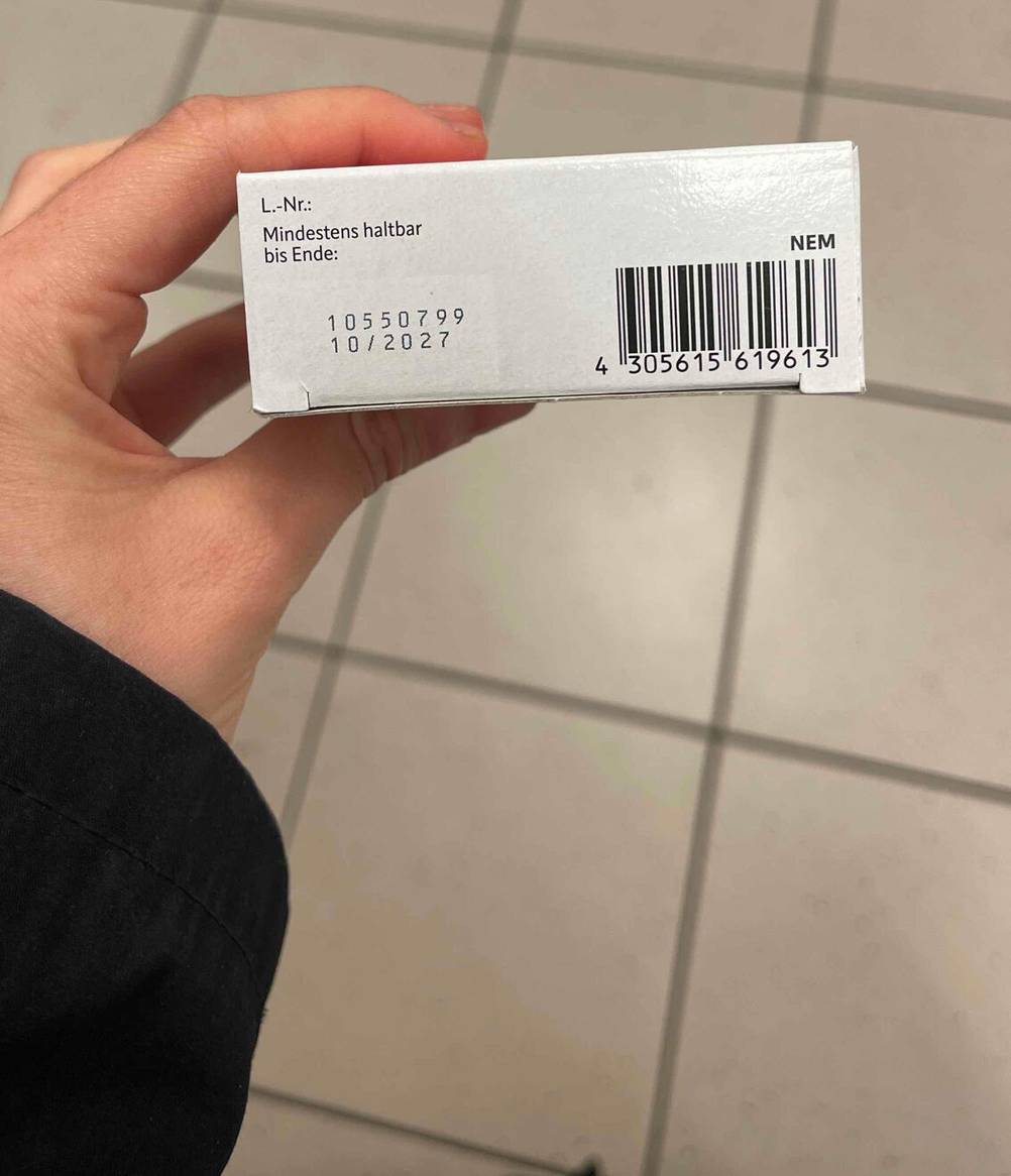 Auf der Unterseite der Verpackung von getesteten Eisentabletten steht das Mindesthaltbarkeitsdatum.