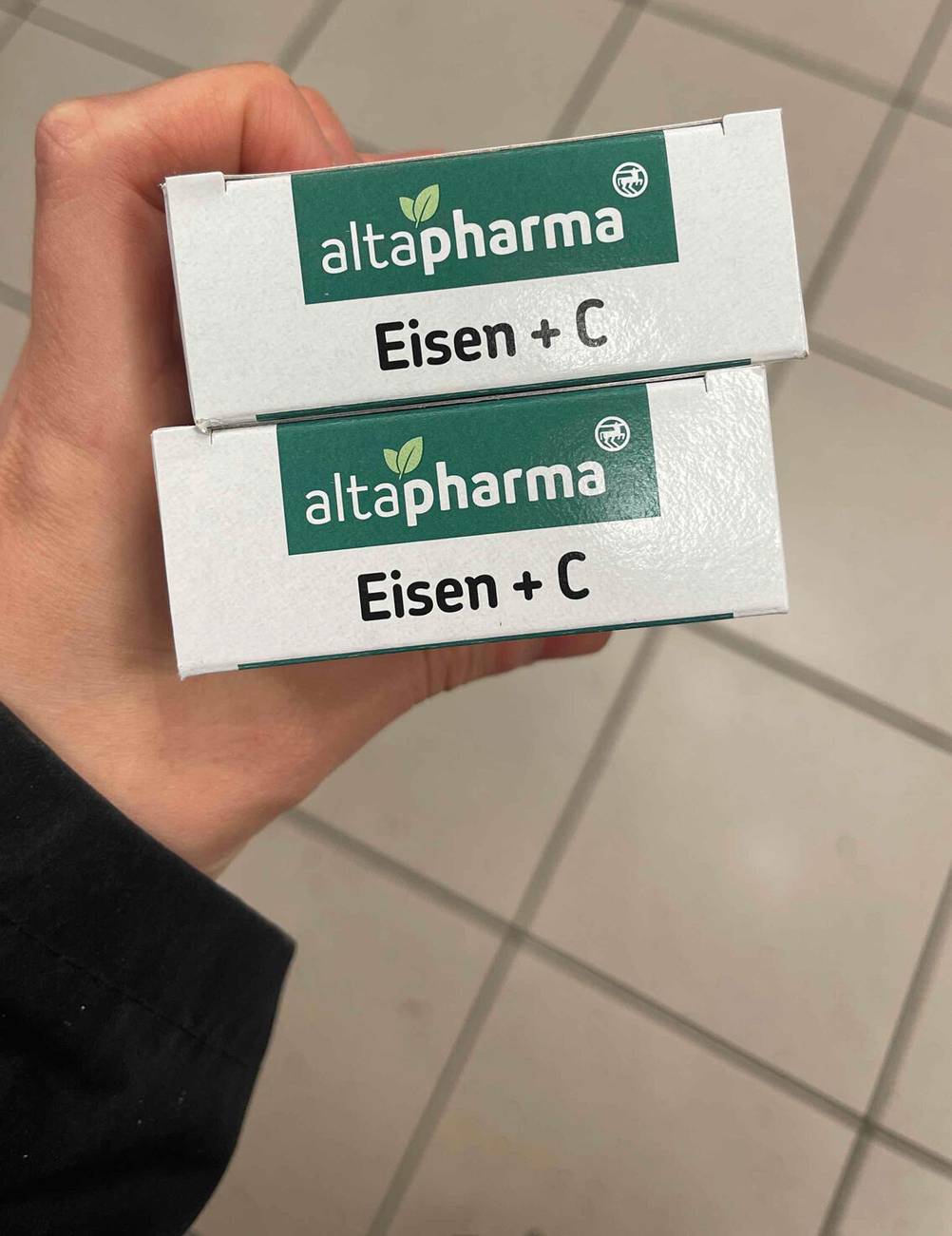 Eisentabletten im Test: Eine Hand zeigt zwei Packungen der Sorte Eisen + C von oben.