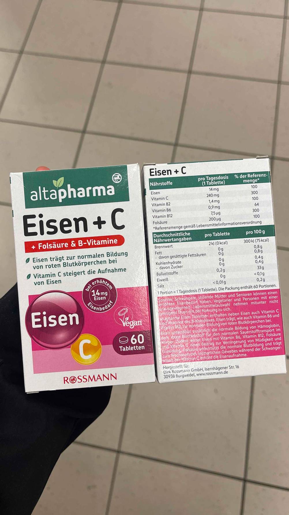Eine Hand hält zwei Packungen getestete Eisentabletten, eine davon mit der Rückseite nach oben.