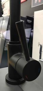 Küchenarmatur-Test: Nahaufnahme des Temperaturreglers von einer schwarzen Spültischarmatur.