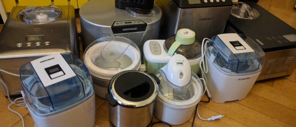 Mehrere Eismaschinen nebeneinander auf einem Holzboden im Test