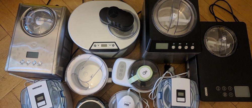 Eismaschine im Test: Mehrere Eismaschinen nebeneinander auf einem Holzboden.