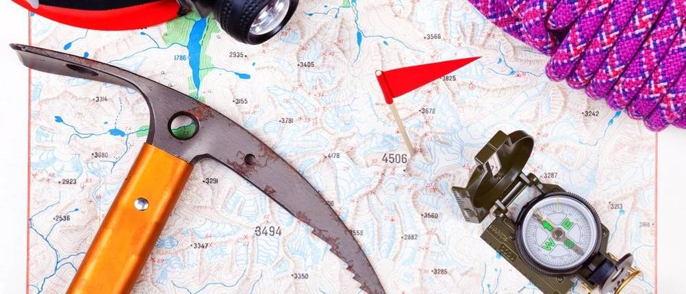Ein Eispickel gehört zum Standardzubehör beim Bergsport.