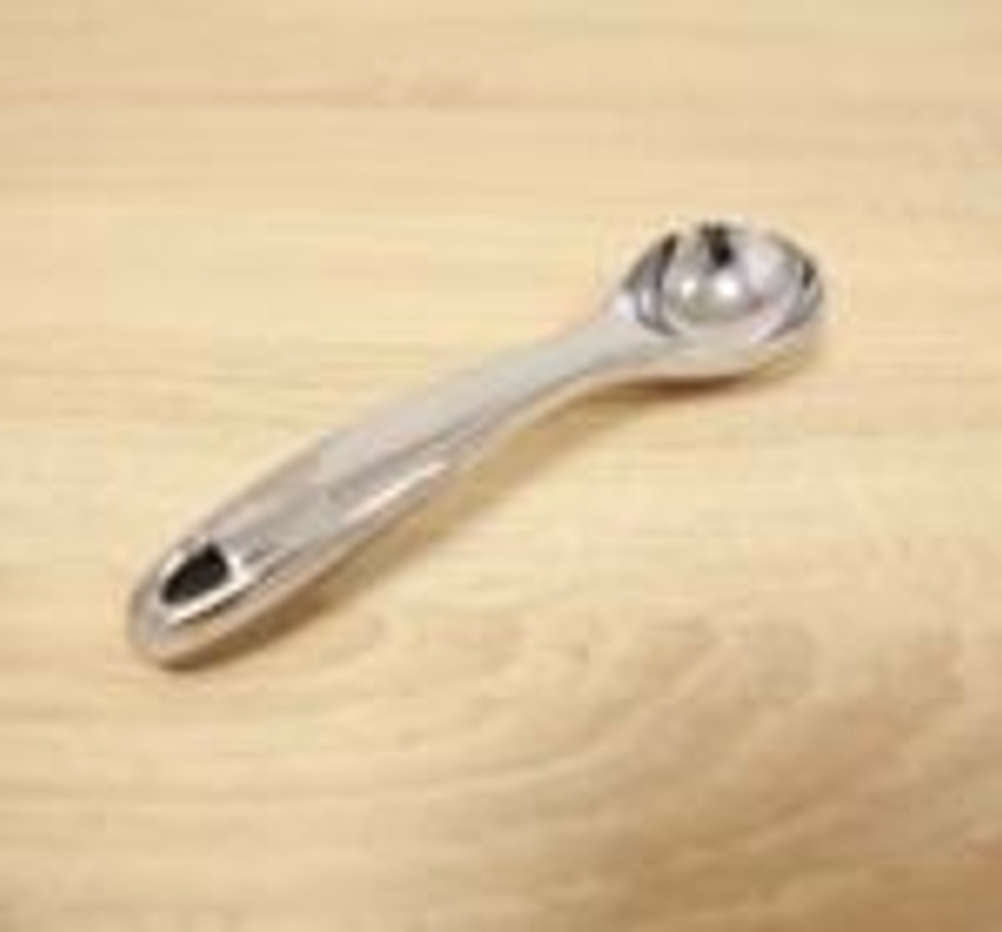 Eisportionierer im Test: Edelstahlgriff auf Tisch