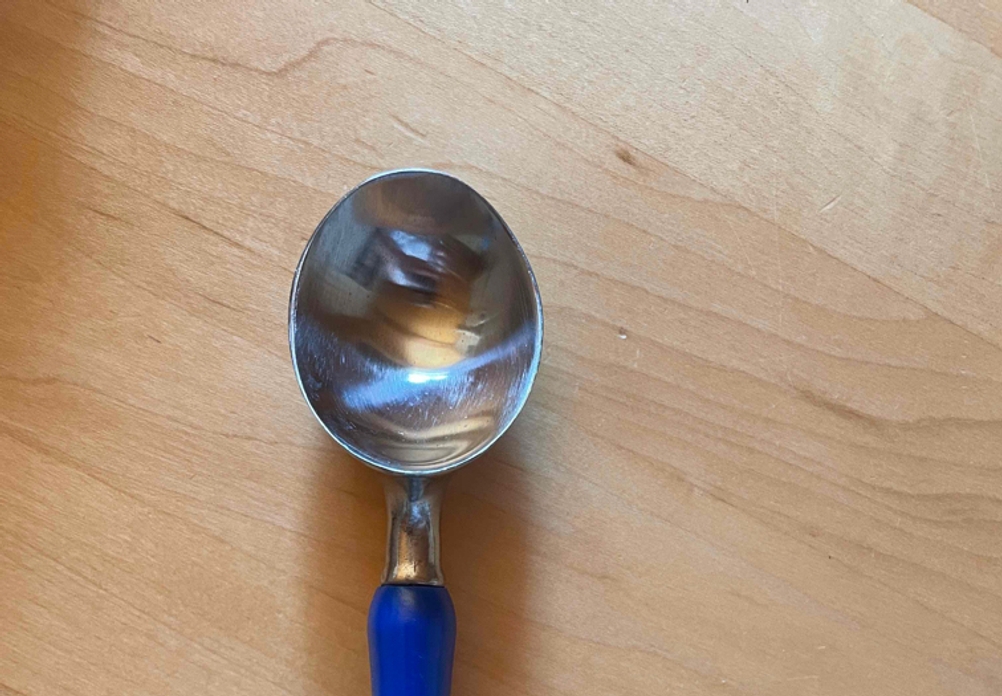 Nahaufnahme des getesteten Eisportionierers auf einer Holzfläche.