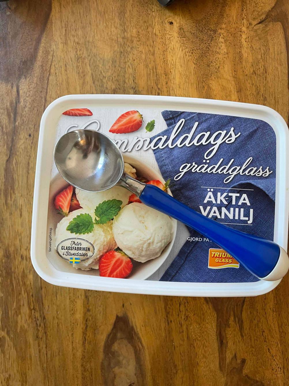 Getestet: Ein Eisportionierer liegt auf einer Packung mit Eis.