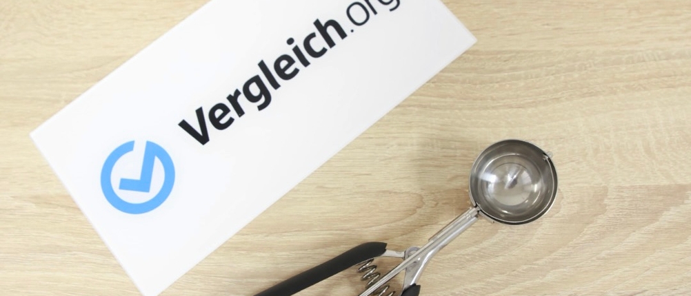 Eisportionierer im Test: Schild neben Portionierer