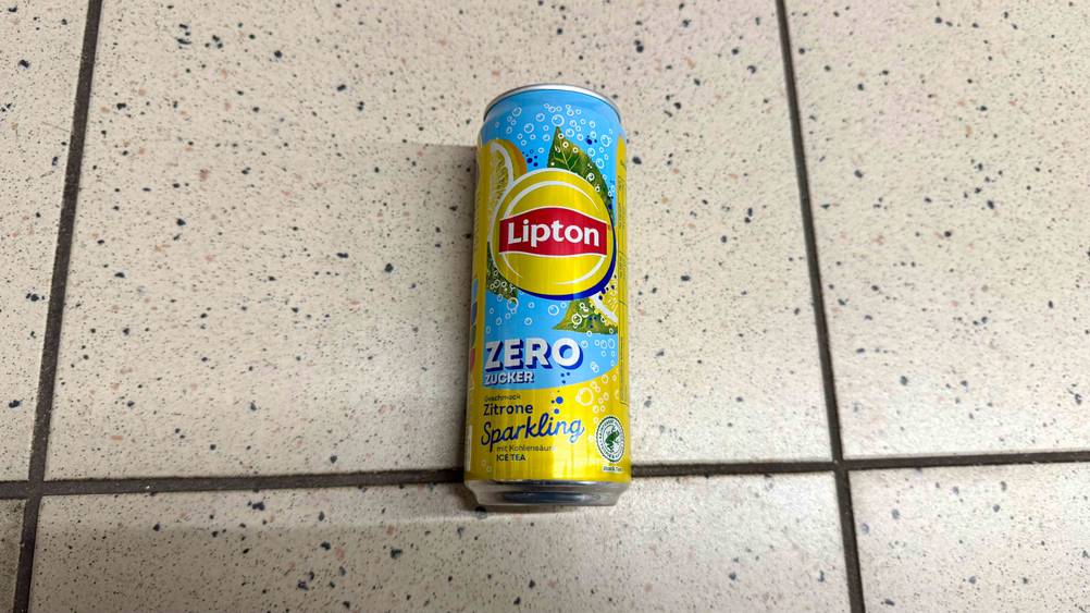 Getestet: Eine Dose Eistee ohne Zucker liegt auf einem Fließenboden.