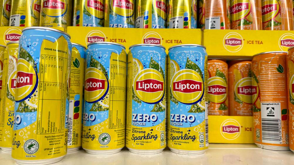Mehrere Dosen des getesteten Eistee ohne Zucker in einem Verkaufsregal.