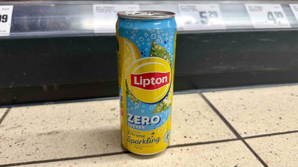 Eine Dose des getesteten Eistee ohne Zucker vor einem Regal auf dem Boden.