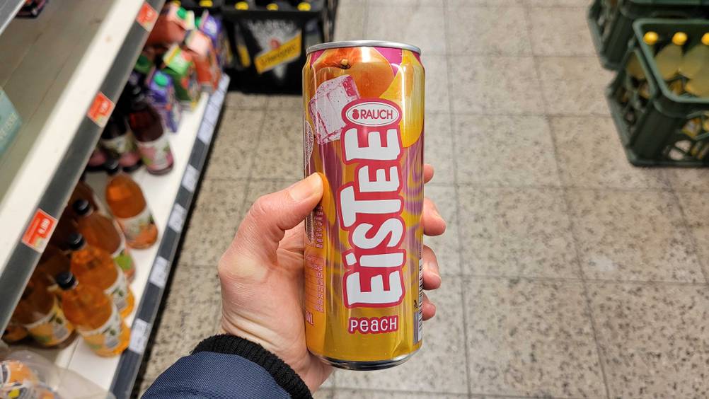 Eine Hand hält eine Dose des getesteten Eistees.