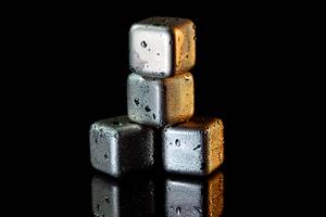Granit-Eiswürfel im Test: Edelstahl-Eiswürfel auf schwarzem Untergrund
