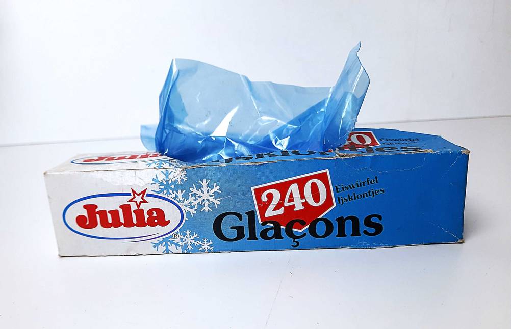 Eine Packung der getesteten Eiswürfelbeutel auf einer hellen Fläche.