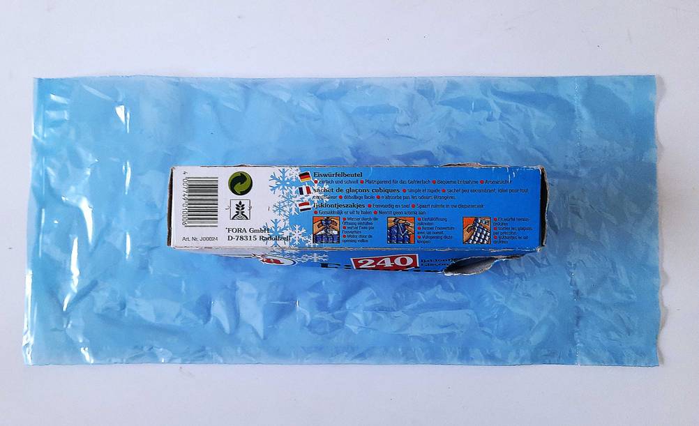 Eine Packung der getesteten Eiswürfelbeutel auf einem Eiswürfelbeutel liegend.