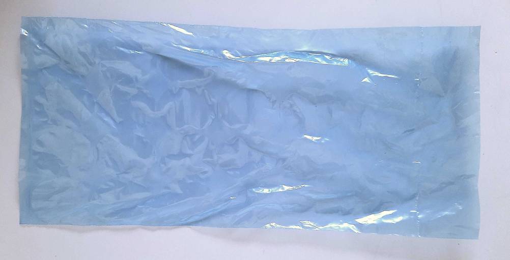 Ein einzelner Eiswürfelbeutel im Test auf einer hellen Fläche.