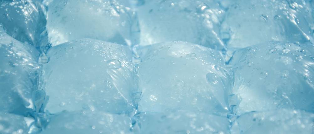 Eiswürfelbeutel-Test: Nahaufnahme eines gefüllten Beutels mit runden Eiswürfeln.