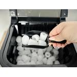 Frontansicht einer modernen Eiswürfelmaschine auf einer Küchenarbeitsplatte. Das Gerät ist ausgeschaltet.