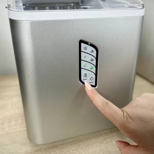 Eine Hand drückt die Power-Taste an der Vorderseite der Conopu ICM1227. Das Bedienfeld zeigt leuchtende LED-Anzeigen.