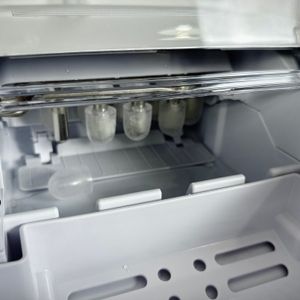 Nahaufnahme der Eiswürfelformen in der Conopu ICM1227 während der Produktion. Erste Eiswürfel sind bereits sichtbar.