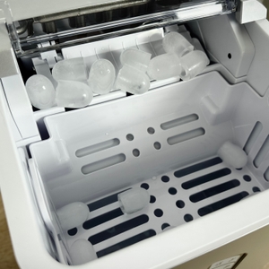 Produzierte Eiswürfel rutschen in den Auffangbehälter der Conopu ICM1227. Der Produktionsvorgang ist im Gange.