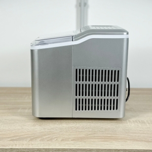 Seitenansicht der Conopu ICM1227 mit deutlich sichtbarem Lüftungsgitter. Das Gerät steht auf einem Holzuntergrund.