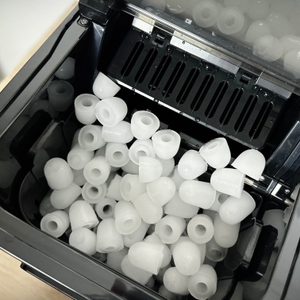 Der Eisbehälter der Kesser 14812 ist vollständig mit hohlen Eiswürfeln gefüllt. Die Würfel liegen locker im Fach.