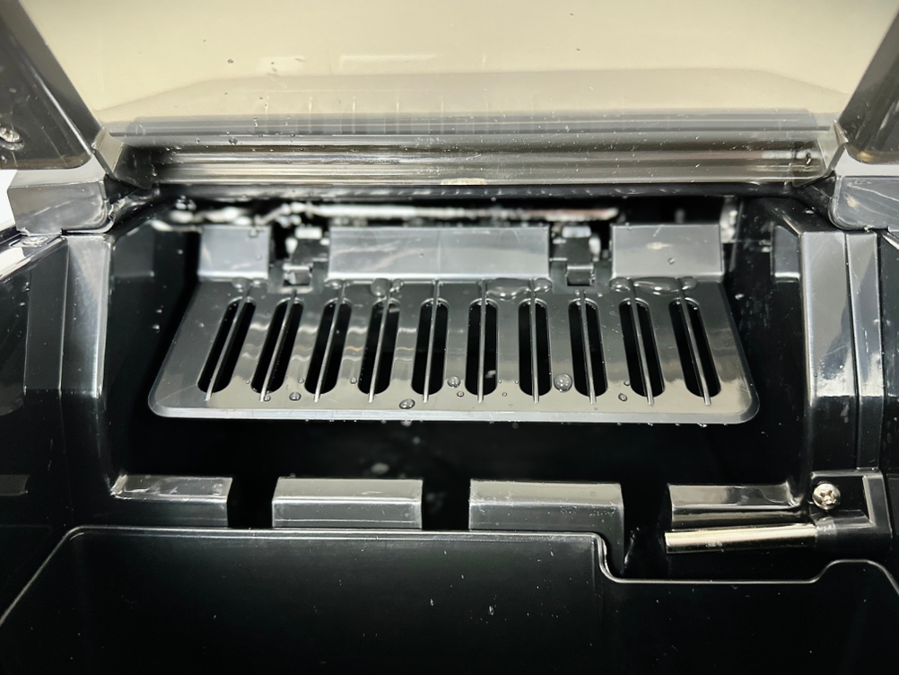 Innenraum der Kesser 14812 mit Blick auf die leere Eiswürfelschale und Produktionsfläche. Der Deckel ist geöffnet.