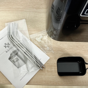 Lieferumfang der Kesser 14812 mit Anleitung, Eisschaufel und Edelstahl-Trinkhalmen inklusive Reinigungsbürste.