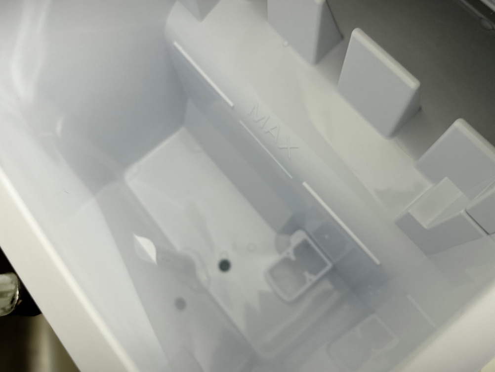 Nahaufnahme des Innenraums der Klarstein On-The-Rocks mit sichtbarer Max-Markierung im Wassertank.