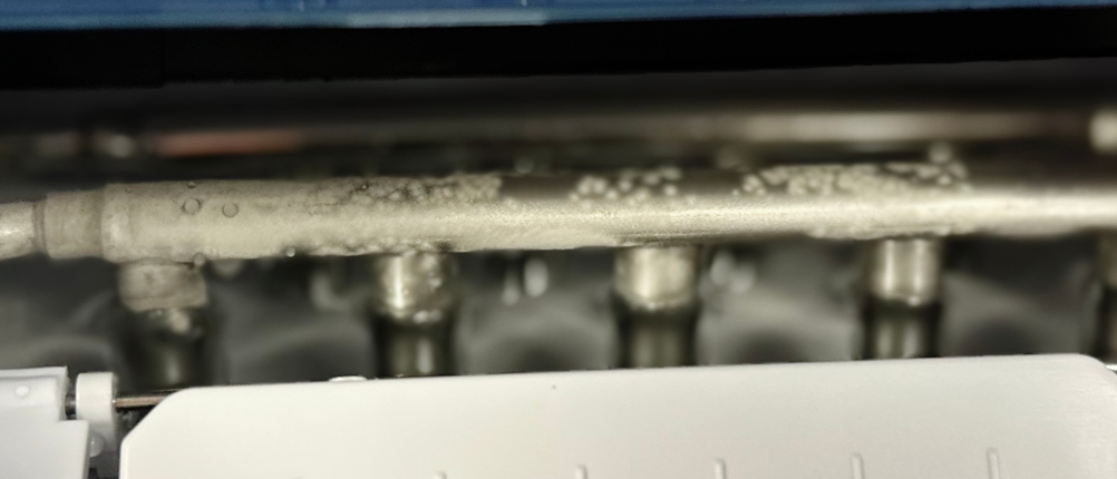 Detailaufnahme der Kühlstäbe der Klarstein On-The-Rocks während der Eiswürfelproduktion.