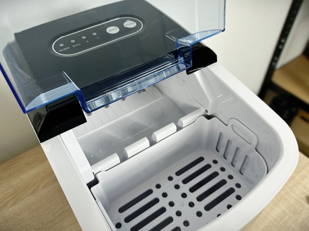 Geöffnete Klarstein On-The-Rocks mit leerem Eisfach und sichtbarem transparenter Deckel.