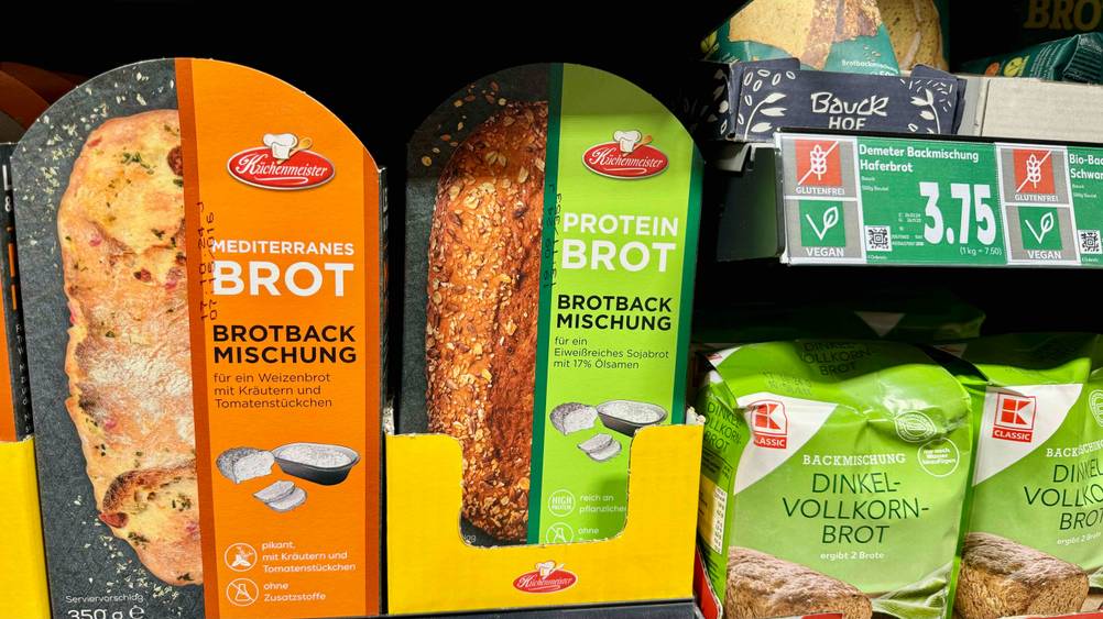 Eine Packung Eiweißbrot-Backmischung im Test in einem Verkaufsregal neben anderen Produkten.