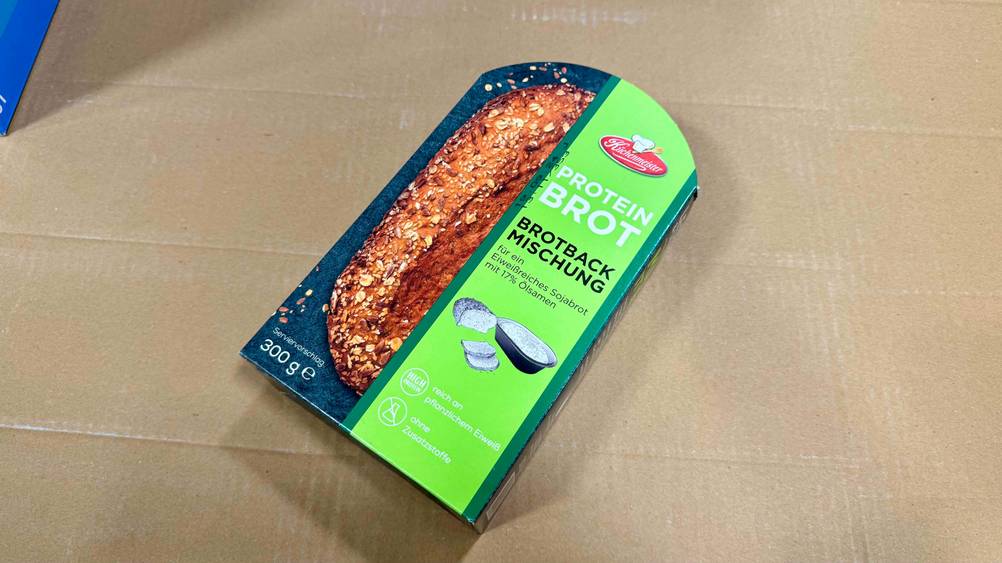 Getestet: Eine Packung Eiweißbrot-Backmischung liegt auf einem Karton.
