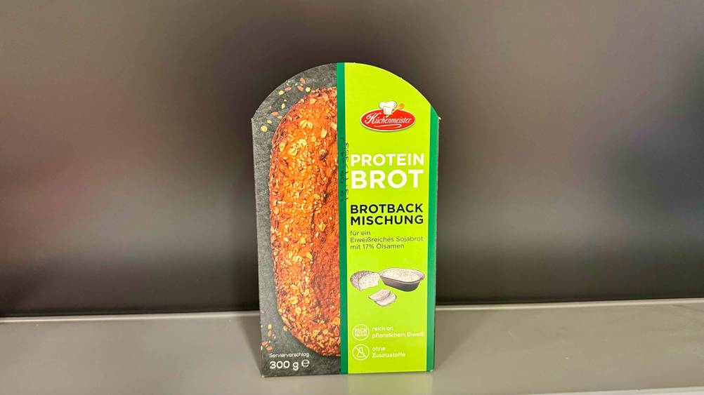 Eiweißbrot-Backmischung getestet: Eine Packung von vorne vor einer Metallfläche.