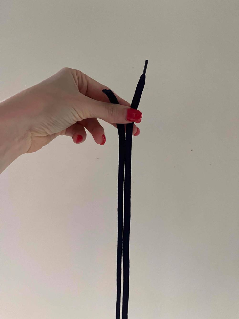 Elastische Schnürsenkel im Test: Schnürsenkel werden in der Hand gehalten.