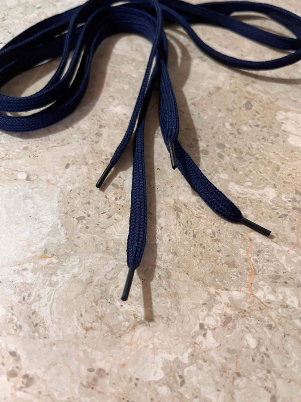 Elastische Schnürsenkel getestet: Schnürsenkel liegen aufeinander.