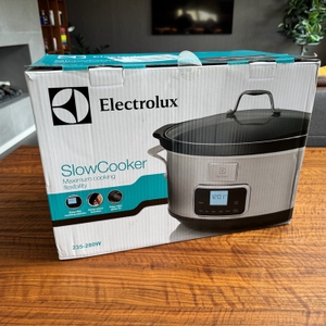 Der Karton des Electrolux ESC7400 steht auf einem Tisch