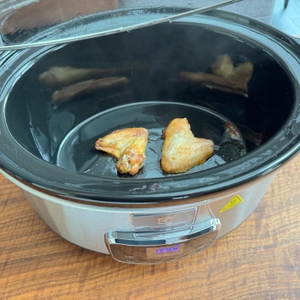 Zwei fertige Stücke Fleisch liegen im Behälter des Electrolux ESC7400