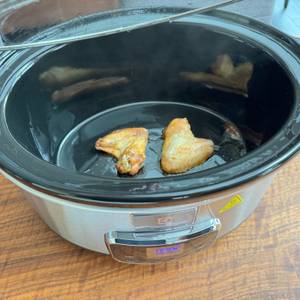 Zwei fertige Stücke Fleisch liegen im Behälter des Electrolux ESC7400