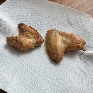 Zwei Stücke Fleisch liegen auf einem Stück Küchenrolle