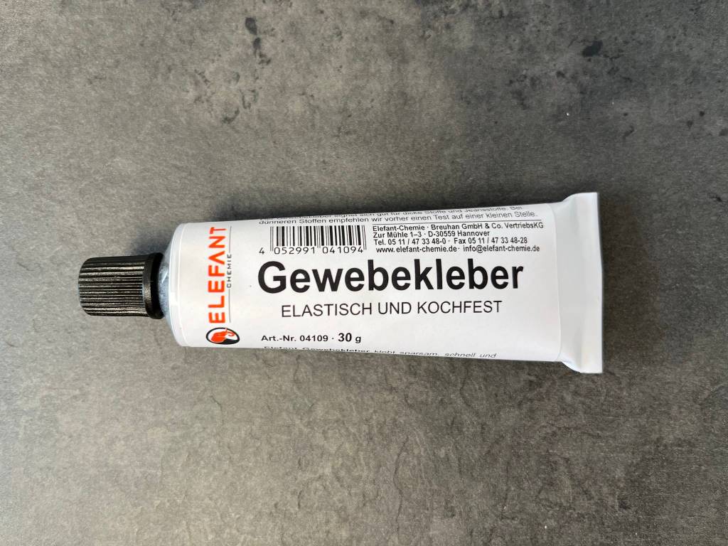 Stoffkleber auf einem grauen Steinuntergrund liegend